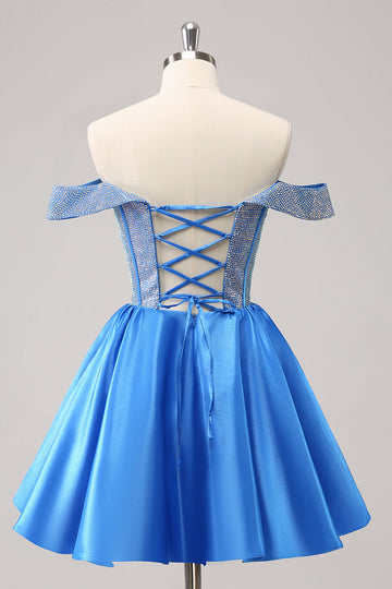 Vestido de cóctel de satén con cuentas color azul brillante con hombros descubiertos